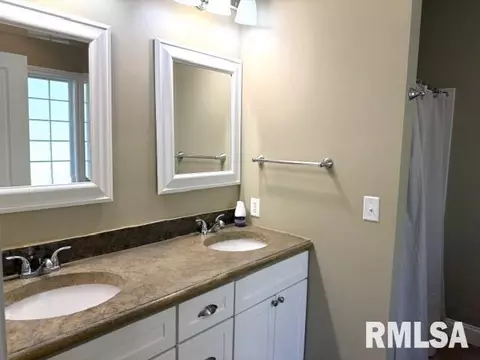 Bath - 1620 Hoechester Rd, Springfield, IL 62712 photo 1 of 12