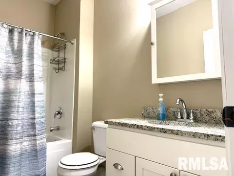 Bath - 1620 Hoechester Rd, Springfield, IL 62712 photo 8 of 12