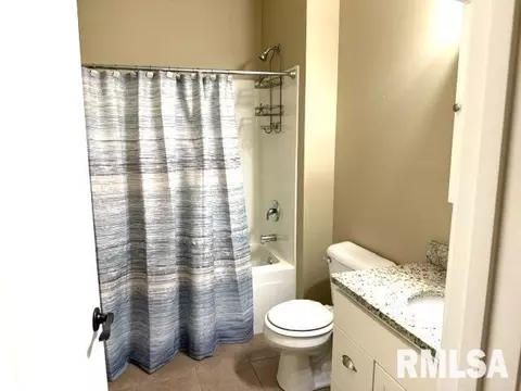 Bath - 1620 Hoechester Rd, Springfield, IL 62712 photo 7 of 12