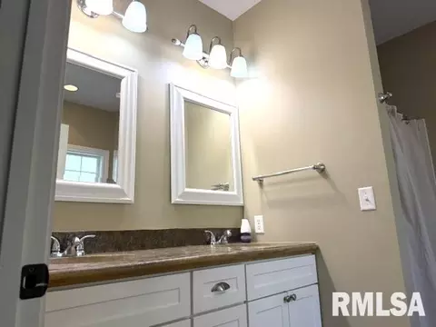 Bath - 1620 Hoechester Rd, Springfield, IL 62712 photo 2 of 12