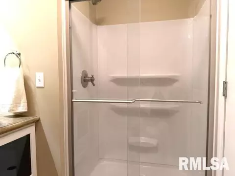 Bath - 1620 Hoechester Rd, Springfield, IL 62712 photo 12 of 12