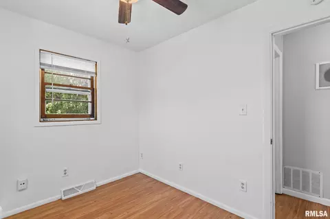 Bedroom - 47 Lilac Ln, Springfield, IL 62702 photo 6 of 7