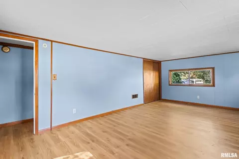 Living - 47 Lilac Ln, Springfield, IL 62702 photo 6 of 6
