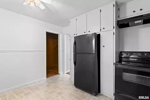 Entry Way - 47 Lilac Ln, Springfield, IL 62702 photo 2 of 2