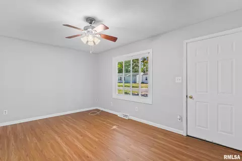 Living - 47 Lilac Ln, Springfield, IL 62702 photo 1 of 6