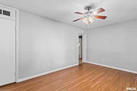 Living - 47 Lilac Ln, Springfield, IL 62702 photo 2 of 6