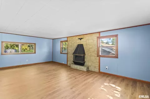 Living - 47 Lilac Ln, Springfield, IL 62702 photo 4 of 6
