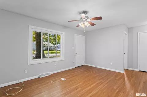 Living - 47 Lilac Ln, Springfield, IL 62702 photo 3 of 6