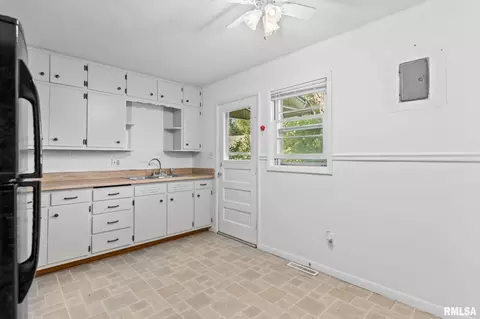 Kitchen - 47 Lilac Ln, Springfield, IL 62702 photo 2 of 2