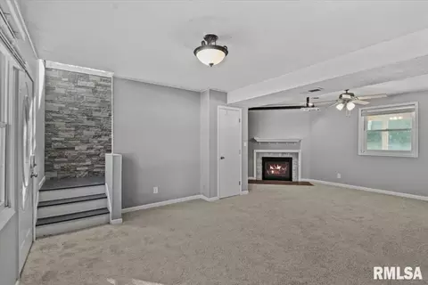 Living - 425 Pakey Rd, Springfield, IL 62712 photo 2 of 4
