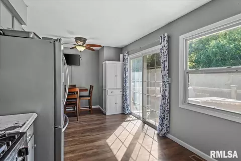 Entry Way - 425 Pakey Rd, Springfield, IL 62712 photo 3 of 3