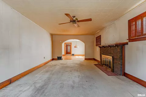Living - 2340 S 11th St, Springfield, IL 62703 photo 2 of 4