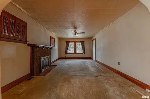 Living - 2340 S 11th St, Springfield, IL 62703 photo 3 of 4