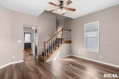 Entry Way - 1705 E Keys St, Springfield, IL 62702 photo 2 of 9