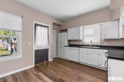 Entry Way - 1705 E Keys St, Springfield, IL 62702 photo 5 of 9