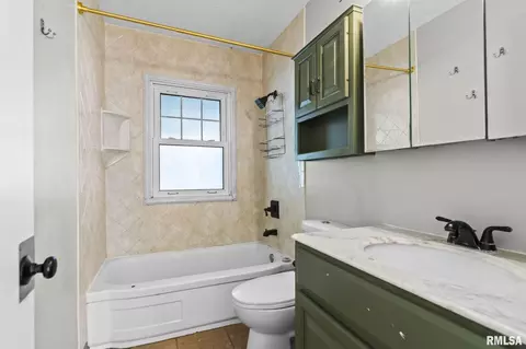 Bath - 2130 N 6th St, Springfield, IL 62702 photo 2 of 2