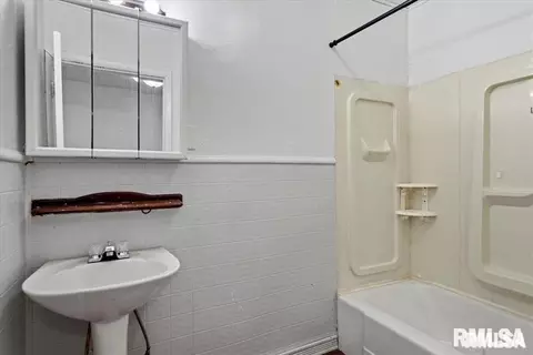 Bath - 2516 S 10th St, Springfield, IL 62703 photo 1 of 1