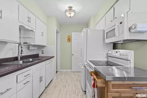 Kitchen - 2456 S 11th St, Springfield, IL 62703 photo 2 of 4