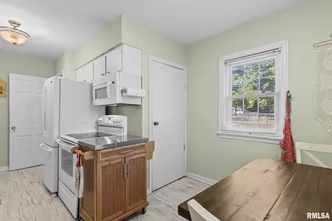 Kitchen - 2456 S 11th St, Springfield, IL 62703 photo 3 of 4