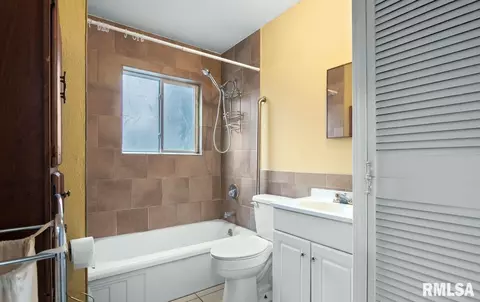 Bath - 11 Bunn Ct, Springfield, IL 62703 photo 1 of 1