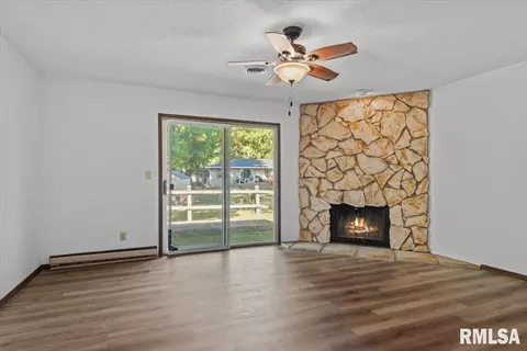 Living - 2829 White Plains Ct, Springfield, IL 62704 photo 2 of 3