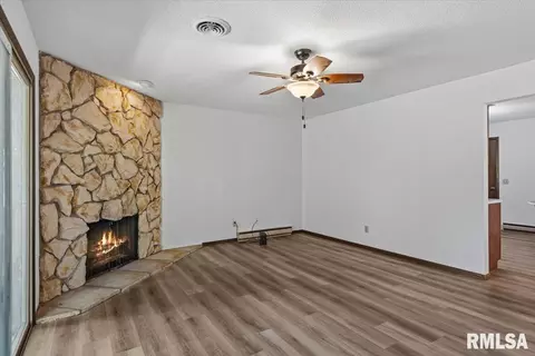 Living - 2829 White Plains Ct, Springfield, IL 62704 photo 3 of 3
