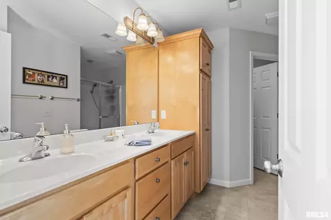 Bath - 2700 Keats Dr, Springfield, IL 62711 photo 2 of 5