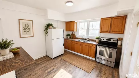 Kitchen - 2153 E Capitol Ave, Springfield, IL 62703 photo 3 of 3