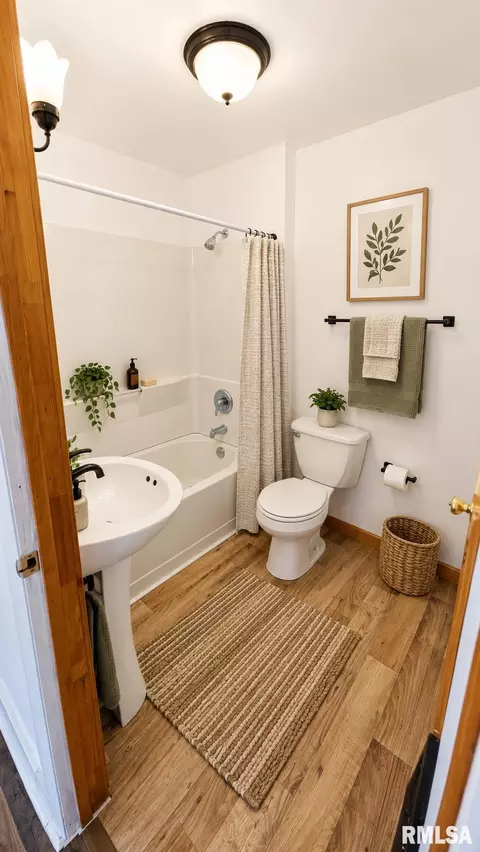Bath - 2153 E Capitol Ave, Springfield, IL 62703 photo 2 of 2