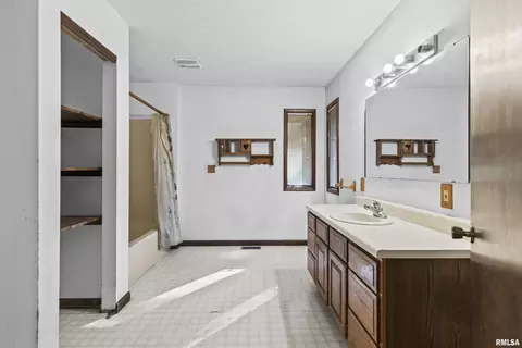 Bath - 1208 Harmony Ct, Springfield, IL 62703 photo 1 of 3