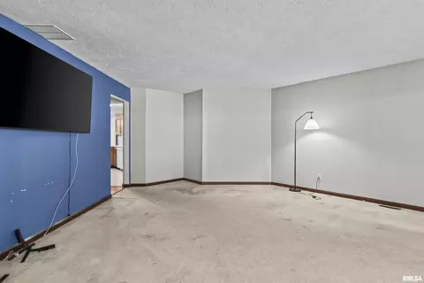 Living - 1208 Harmony Ct, Springfield, IL 62703 photo 2 of 3