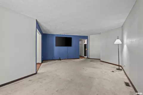 Living - 1208 Harmony Ct, Springfield, IL 62703 photo 1 of 3