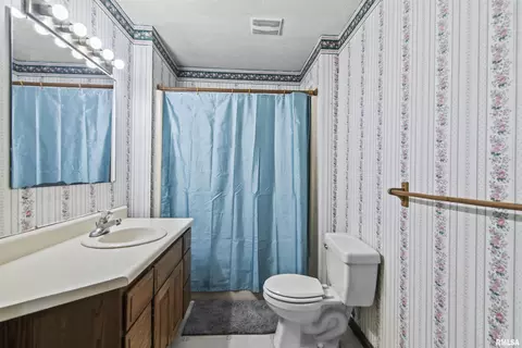 Bath - 1208 Harmony Ct, Springfield, IL 62703 photo 3 of 3