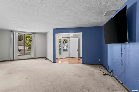 Living - 1208 Harmony Ct, Springfield, IL 62703 photo 3 of 3