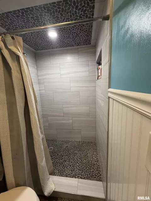 Bath - 1124 Bobby Ave, Macomb, IL 61455 photo 3 of 3