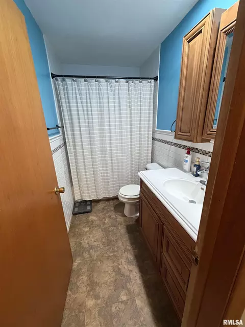 Bath - 1124 Bobby Ave, Macomb, IL 61455 photo 1 of 3