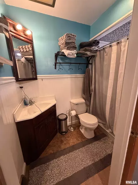 Bath - 1124 Bobby Ave, Macomb, IL 61455 photo 2 of 3