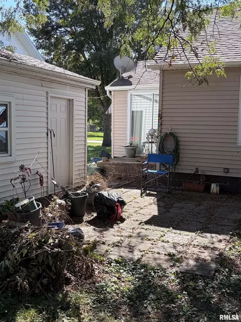 Exterior - 1191 Elm St, Canton, IL 61520 photo 2 of 3