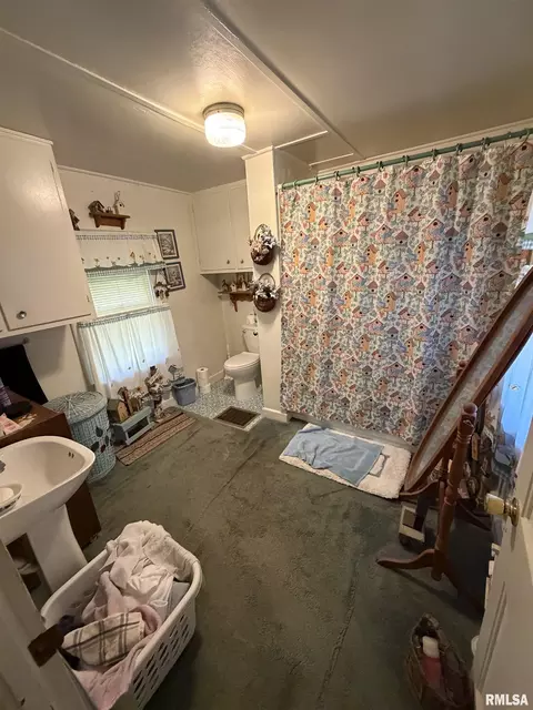 Bath - 1191 Elm St, Canton, IL 61520 photo 1 of 1