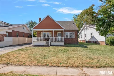 711 N Webster St, Taylorville, IL 62568
