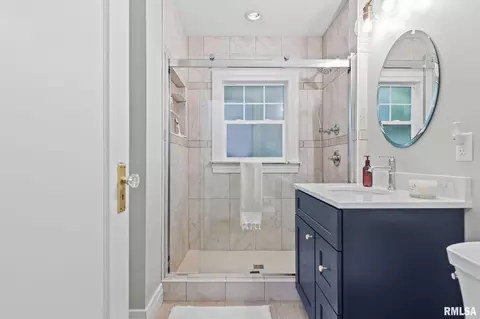 Bath - 1828 Noble Ave, Springfield, IL 62704 photo 4 of 6