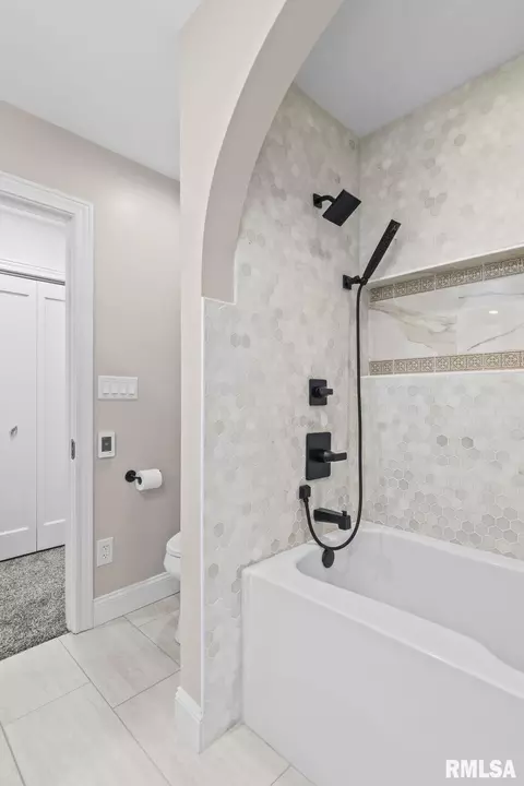Bath - 1828 Noble Ave, Springfield, IL 62704 photo 2 of 6