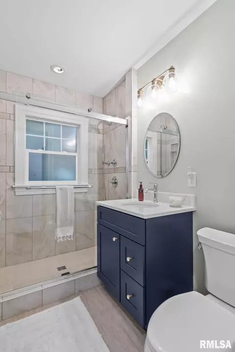 Bath - 1828 Noble Ave, Springfield, IL 62704 photo 5 of 6