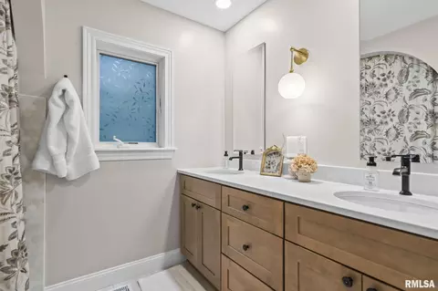Bath - 1828 Noble Ave, Springfield, IL 62704 photo 1 of 6