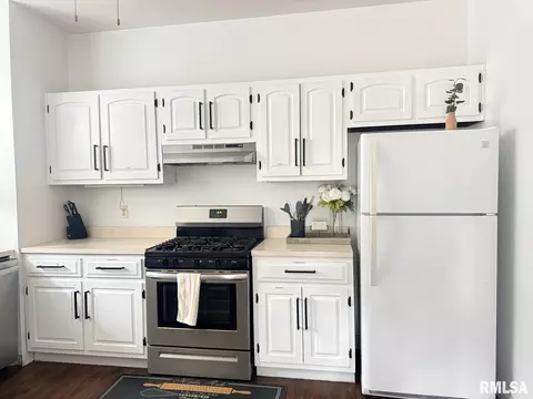 Kitchen - 1615 S 5th St, Springfield, IL 62703 photo 2 of 3