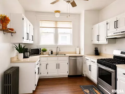 Kitchen - 1615 S 5th St, Springfield, IL 62703 photo 3 of 3
