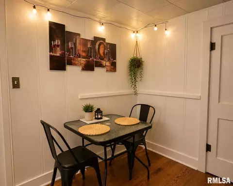 Dining - 1615 S 5th St, Springfield, IL 62703 photo 3 of 3