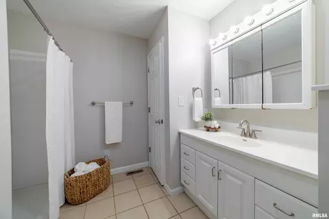 Bath - 309 N Main St, Payson, IL 62360 photo 1 of 3