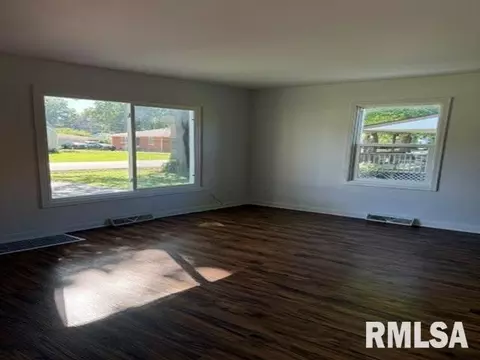 1957 Lee St, Springfield, IL 62703 photo 4