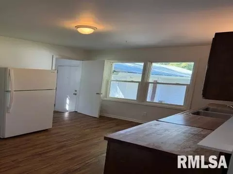 1957 Lee St, Springfield, IL 62703 photo 2